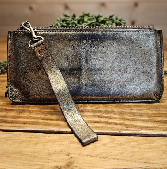 Patricia Nash Handbags - Patricia Nash Gold Metallic Wristlet Clutch Italian Leather